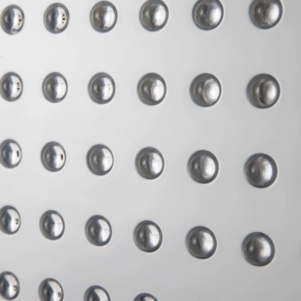 Traitement ciblé des zones délicates du cou et du décolleté contre le relâchement cutané par une lampe infrarouge portable