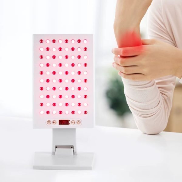 Traitement d'appoint de la tendinite d'épaule et des blessures sportives mineures avec une lampe infrarouge portable de photothérapie