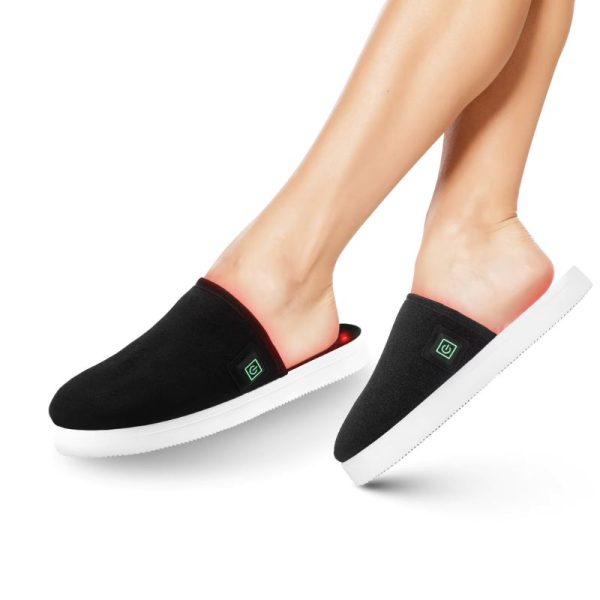 Paire de chaussons noirs de thérapie par la lumière rouge