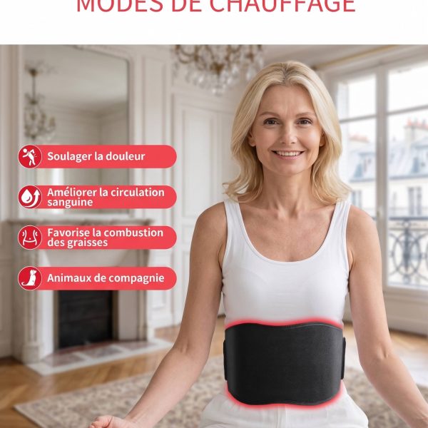 Femme détendue utilisant la ceinture dorsale chauffante à infrarouges dans son salon.